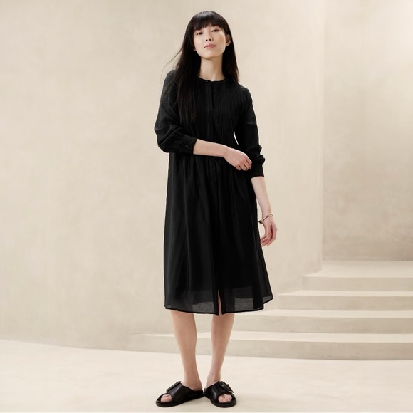 Banana Republic Factory Dresses & Skirts - NWT Banana Republic PLEATED ORGANZA MIDI DRESS